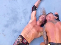 WWE爆裂震撼大赛经典对决，艾吉vs.兰迪·奥顿断头脚重现江湖。